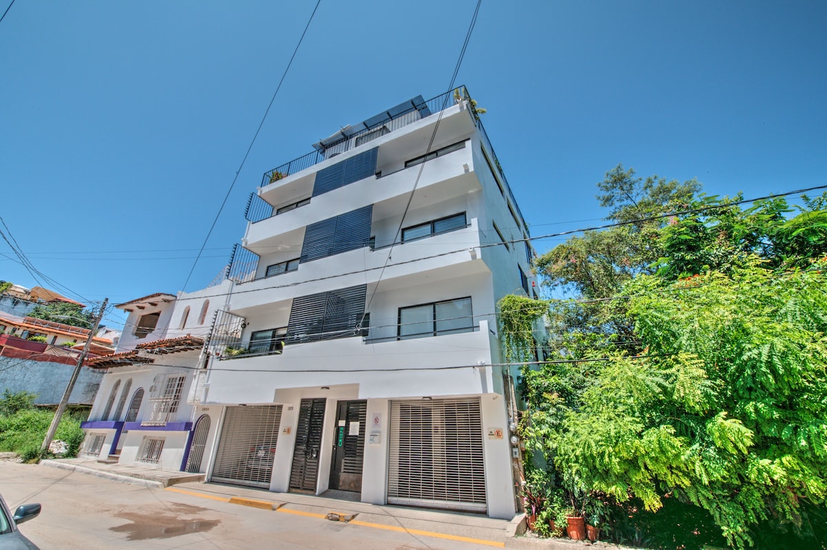 Exterior of the condo building in 5 de Diciembre